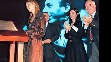 Maria confere a placa descerrada na ocasião, ao lado do tio Ruy Celso (ao fundo), da irmã, Lígia, e do tio Jô. A emoção da família e dos colegas deu o tom da solenidade