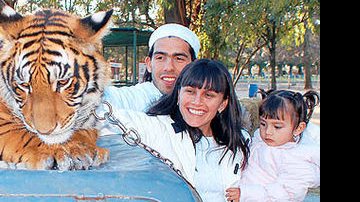 Com a mulher, Vanessa, e o tigre no zoológico de Luján