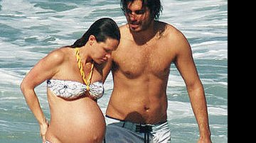 Faltando menos de um mês para o nascimento de seu primeiro filho, o casal de atores brinca e namora na Prainha, Rio