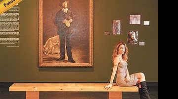 No Masp, Cibele Dorsa posa em frente da tela <i>O Artista</i>, de Manet