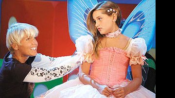 Xuxa dá os últimos retoques em Sasha que, vestida de borboleta, grava a cantiga <i>A Linda Rosa Juvenil</i>, no Pólo Rio de Cine e Vídeo