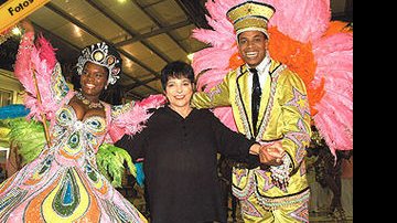 Liza com Débora dos Santos e Mateus Oliveira, porta-bandeira e mestre-sala da verde e rosa