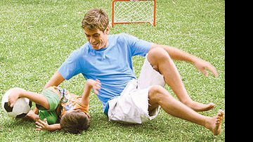Apontado pela própria ex-mulher como um pai dedicado e amoroso, o ator joga futebol e rola na grama com João, seu único herdeiro