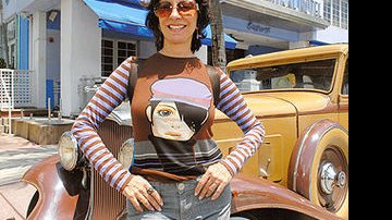 Marília passeia na Ocean Drive e admira o Packard estilizado modelo 1932