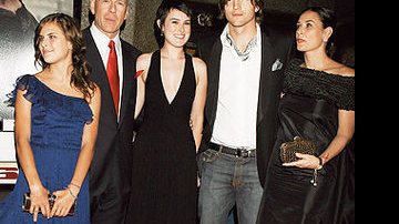 Tallulah Belle Willis com o pai, Bruce Willis, a irmã Rumer, o padrasto, Ashton Kutcher, e a mãe, Demi Moore. A seqüência da série iniciada em 1988 traz Willis de volta como o policial John McCLane