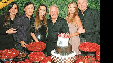 O aniversariante com a namorada, Melissa, entre Patricia e Tom Cavalcante, Ticiane Pinheiro e Roberto Justus