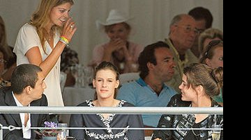 Athina beija Charlotte Casiraghi, que foi com o namorado, Alex Dellal, e a irmã dele, Alice, ao famoso campeonato de salto de Monte Carlo