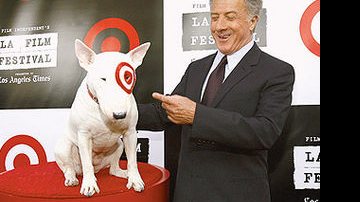 O <i>bull terrier</i> Bullseye na premiação do Festival de Cinema de Los Angeles com Dustin Hoffman