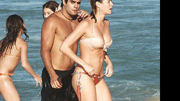 Em ótima forma, a atriz deixa o mar depois de mergulhar com o estudante Marcelo Maltez