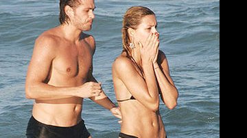 O ator e cantor se refresca no mar com namorada, a modelo Natália Costa