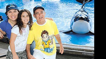 No Shamu Stadium, no SeaWorld, em Orlando, Lilian, Lívian e Renato se divertem com Believe, o novo show da baleia Shamu, que faz pose para o clã Aragão