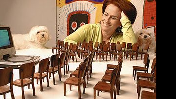Na sala do apartamento, no Rio - com quadro do potiguar Cassiano - Vera e duas paixões: os cães Beuys e Maria e a miniinstalação Cineminha, do artista Nazareno