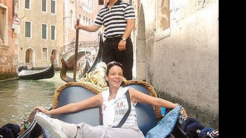 Em Veneza, o charme de Anike para as lentes de Johnny Nahmias, com o gondoleiro