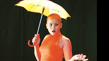 Aos 12 anos, a graciosa menina ganha os flashes no 25º Festival de Dança de Joinville
