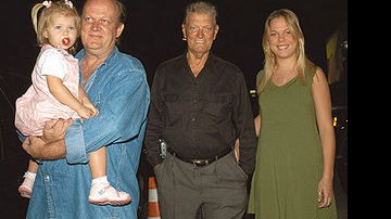 Cirano, com a filha Nicole no colo, o pai Floriano e a outra filha, Paloma, em foto de 2007