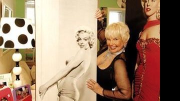 Na sala de sua casa, Rio, Íris entre pôsteres de Marilyn Monroe. O primeiro, presente de Guilherme Karam. O segundo, ganhou há 25 anos de Vicente Sesso