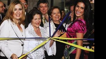 Márcia Lima, organizadora do Capital Fashion Week, dona Mariza Gomes, Eda Machado e a miss Natália Guimarães abrem o evento no Distrito Federal.