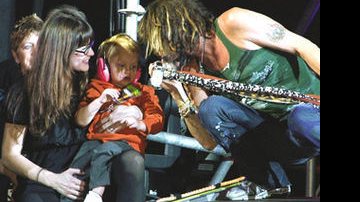 Com apenas dois anos de idade, Milo, filho da atriz Liv Tyler, precisou de fones de ouvido para se proteger da barulheira no show do avô, Steven Tyler, em Toronto.