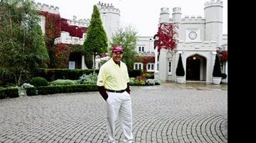 O ator carioca em frente do clube de golfe em Surrey, na Inglaterra