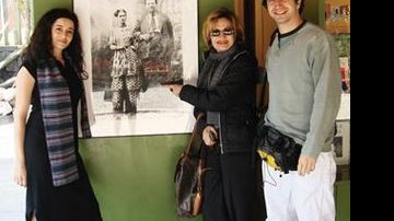 Na Cidade do México, Zulma, Rosa e Caco visitam o Museu Frida Kahlo, e admiram a foto da pintora com o marido, Diego - Miçairi Guimarães