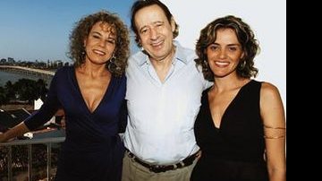 Na varanda do hotel Grand São Luís, o pianista carioca entre a mulher, Margareth Garrett, e a enteada Grasiela - Benedito Morais