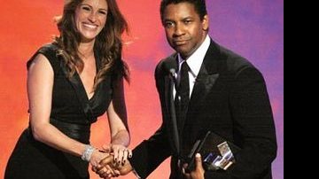 Julia e Denzel Washington, que entrega o troféu - Reuters