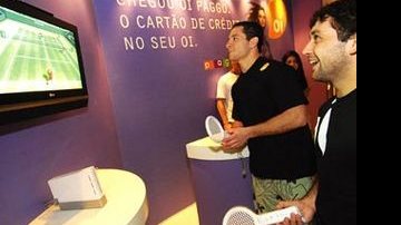 Os judocas Tiago Camilo e João Derly, medalhistas de ouro no Pan 2007, disputam partida virtual de tênis no espaço da operadora no Oi Fashion Tour no Recife - Beto Figueroa/Aurora