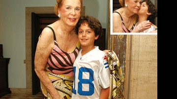 O menino, fã do personagem Naruto, pára de jogar videogame para abraçar a avó na sala, em noite de festa. - George Magaraia