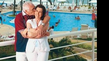 Cris, a <i>Supernanny</i> do SBT, e o marido em frente da piscina com vista para o mar - ROGÉRIO ALBUQUERQUE