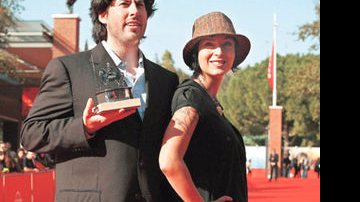 Jason Reitman e Diablo Cody: troféu de Melhor Filme por Juno - AFP/REUTERS/SOUTHERN PRESS
