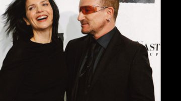 Bono e Ali no jantar de gala em prol da Fundação Keep a Child Alive, que combate a Aids na África. Por sua luta, em 2003 ele foi indicado ao Nobel da Paz. - AFP E REUTERS