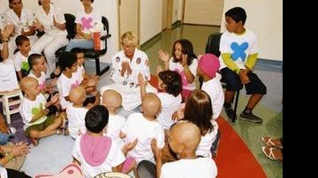 Xuxa brinca com os pequenos pacientes - Blad Meneghel