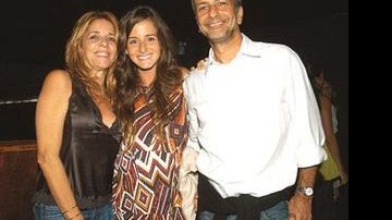 Atriz recebe o abraço dos pais, Marco Antônio Alencar e Patrícia Mader, na première do longa-metragem no Rio. - George Magaraia