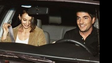 Sorridente, o novo casal deixa o Espaço Satyros I no carro dele - Bruno Barriguelli