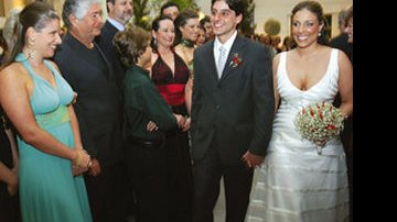 Roberta e o pai, Roberto Requião, observam os noivos, Pedro Antonio Martini Junior e Joana de Mello e Silva Arruda. - JADER DA ROCHA/RAVI STUDIO FOTOGRÁFICO