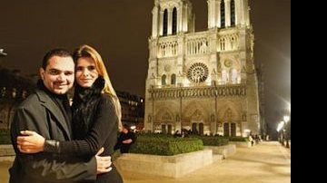 O casal faz romântico passeio à noite na capital francesa e confere a iluminação que deixa ainda mais imponente a Catedral de Notre-Dame - ADILSON FELIX