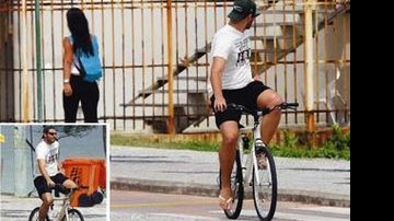 De férias da TV após o fim da novela Eterna Magia, no início do mês, Thiago relaxa durante um passeio de bicicleta à beira-mar no Recreio, bairro em que mora no Rio - CARLOS ZAMBROTTI