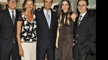 O casal Marco Marsilli, cônsul-geral da Itália em SP, e Cristina; e Michele Valensise, embaixador da Itália, são recebidos por Cris Arcangeli, ao lado de Luigi Cucinello, em casa. - Caio Guimarães