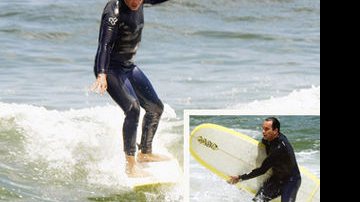 Humberto surfa na praia da Macumba, Rio. Ele conta que ganha força e resistência ao praticar o esporte. No detalhe, o ator, que volta à TV em Beleza Pura, novela das 7 que estréia em fevereiro, com a prancha. - CARLOS ZAMBROTTI/AG NEWS