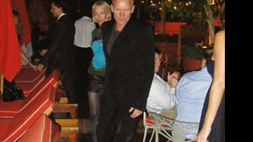 No elegante restaurante do Hotel Faena, em Buenos Aires, Sting chega com sua mulher, a atriz Trudie Styler - CÉSAR ALVES