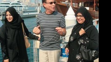 Com as muçulmanas de shayla (pano que cobre a cabeça) e abaya (túnica), na marina artificial feita com água desviada do Golfo Pérsico. - Raquel Affonso Ferreira