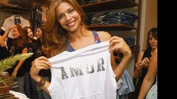Atriz escolhe camiseta com a palavra amor em inauguração em Ipanema - George Magaraia