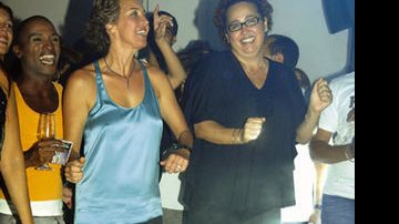 Na comemoração dos sete anos da academia que leva seu nome, Stella e a sócia, Claudia, dançam ao som de Fernanda Abreu - Ivan Faria