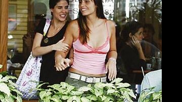 Ana, de camiseta rosa, que até o mês passado namorou Serrado, encontra Rafaela Mandelli, que ficou casada com o ator até fevereiro de 2006, no restaurante Celeiro, Rio. - Marcelo Soalheiro/AG. Bytebeach