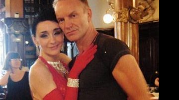 Em Buenos Aires, Sting dança com bailarinas de tango. - AFP