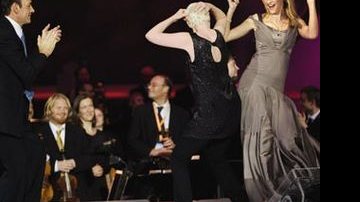 Os atores americanos, no palco com a cantora inglesa Annie Lennox, de costas, se divertem na festa que homenageou o ex-vice-presidente americano Al Gore, na arena Oslo Spektrum. - Reuters/AFP