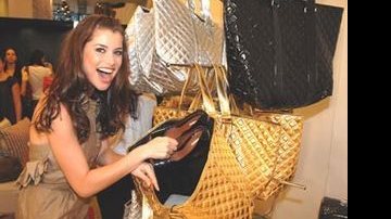 Alinne Moraes brinca de esconder sapatos dentro de bolsa máxi, a sua preferida - Cassiano de Souza/ CBS Imagens