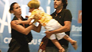 Na saída do Cirque du Soleil, na Barra, Rio, Giovanna pega Pietro dos braços do namorado, Artur - Marcelo Soalheiro/AG. Bytebeach