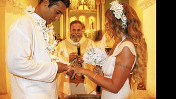 Com a bênção do padre Antônio Maria, os noivos trocam as alianças. - Ike Levy