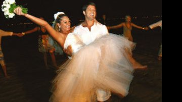 Eles dançam na praia, observados pelos convidados - Fernando Willadino